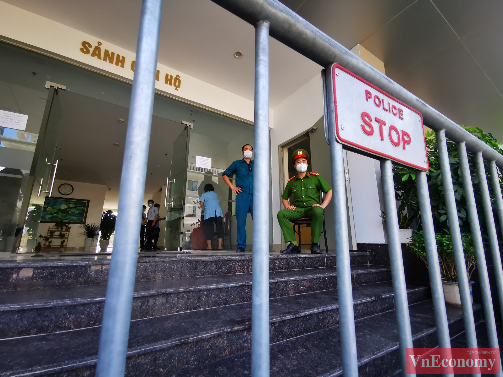 Lực lượng chức năng v&agrave; ban quản l&yacute; t&ograve;a nh&agrave; đ&atilde; khuyến c&aacute;o c&aacute;c cư d&acirc;n b&igrave;nh tĩnh, hợp t&aacute;c trong việc khoanh v&ugrave;ng, truy vết, cung cấp th&ocirc;ng tin... đồng thời ở y&ecirc;n trong nh&agrave; cho đến khi c&oacute; th&ocirc;ng b&aacute;o mới.