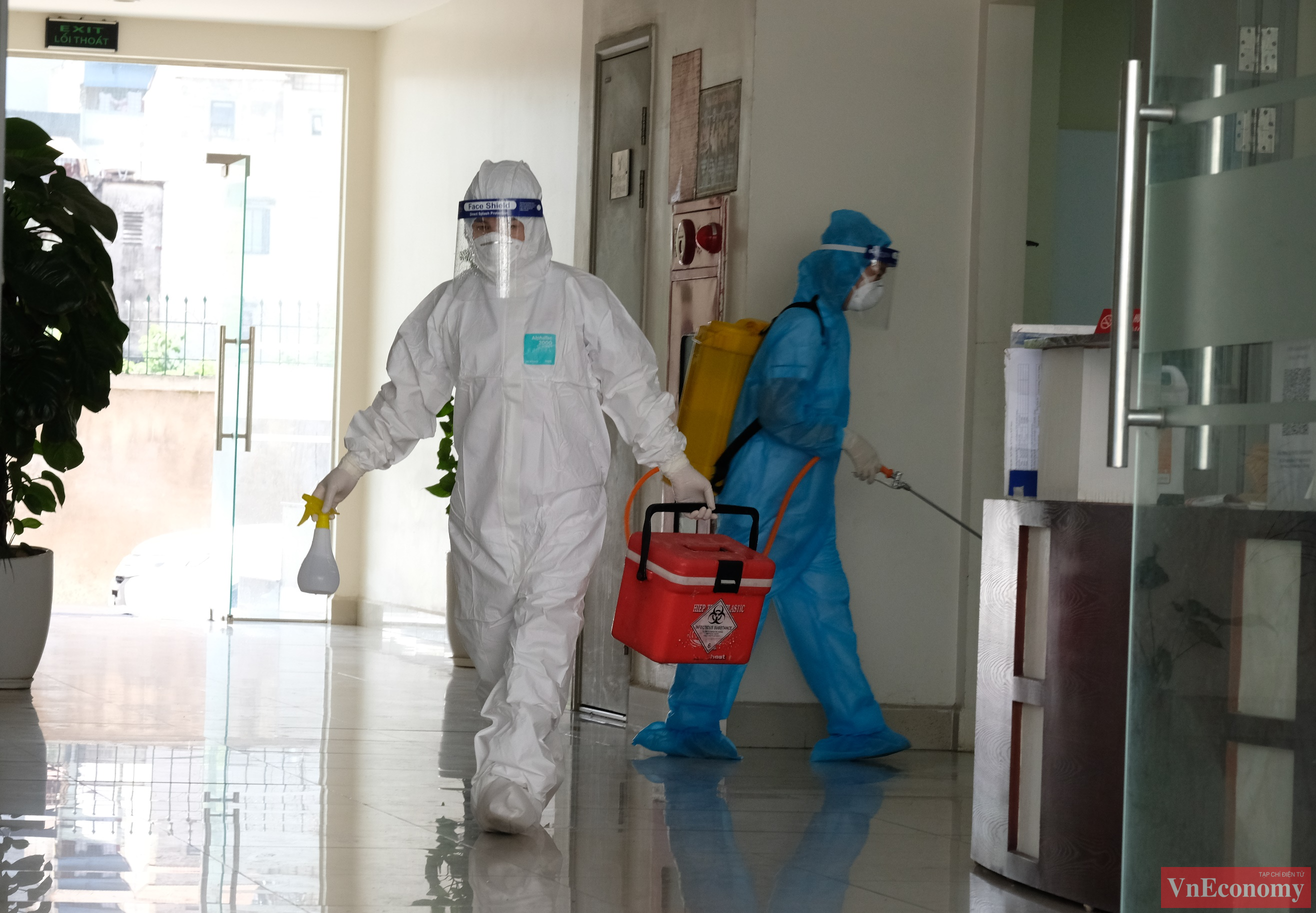 Đồng thời, công tác khử khuẩn cũng được tiến hành với các khu vực chức năng bên trong và ngoài tòa nhà.