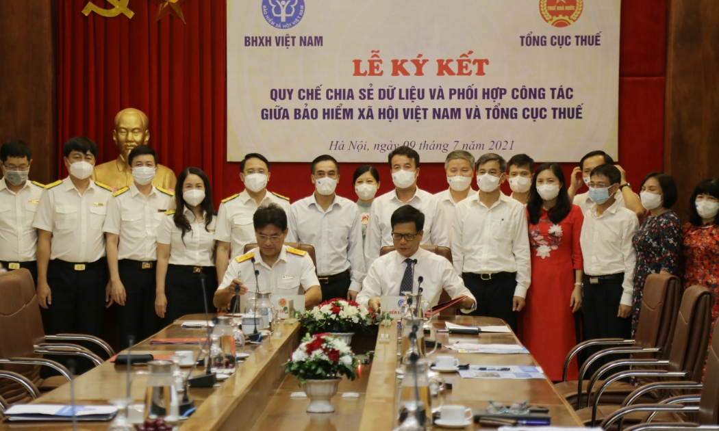 Hai ngành Bảo hiểm xã hội và Thuế ký quy chia sẻ dữ liệu và phối hợp sáng 9/7. Ảnh - BHXH Việt Nam. 