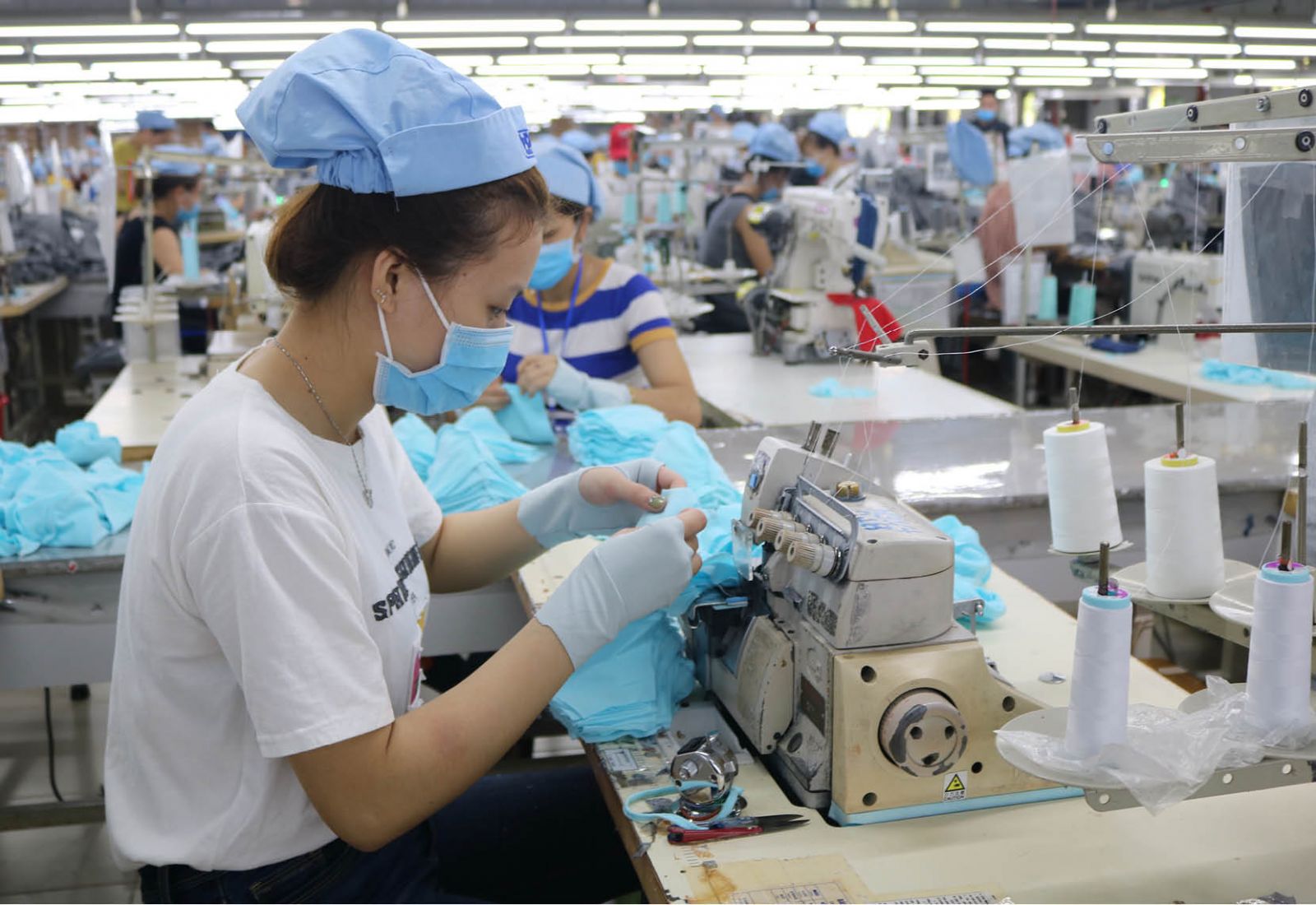 Nỗi lo thiếu lao động cho sản xuất khiến các doanh nghiệp của ngành dệt may gặp nhiều khó khăn.
