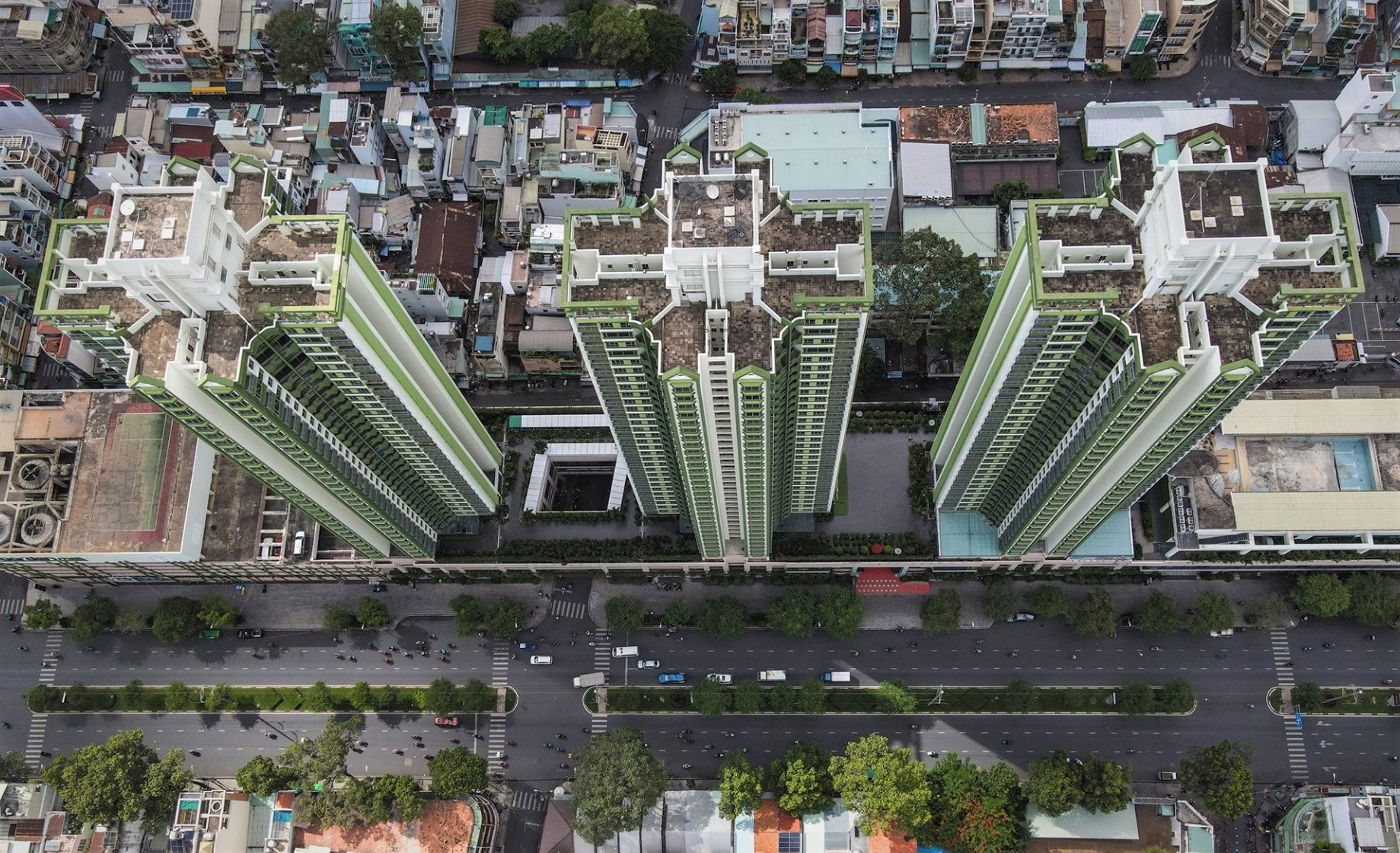 Một phần cao ốc Thuận Kiều Plaza đang được TP.HCM cải tạo thành Bệnh viện dã chiến với quy mô 1.000 giường bệnh nhân Covid-19. 