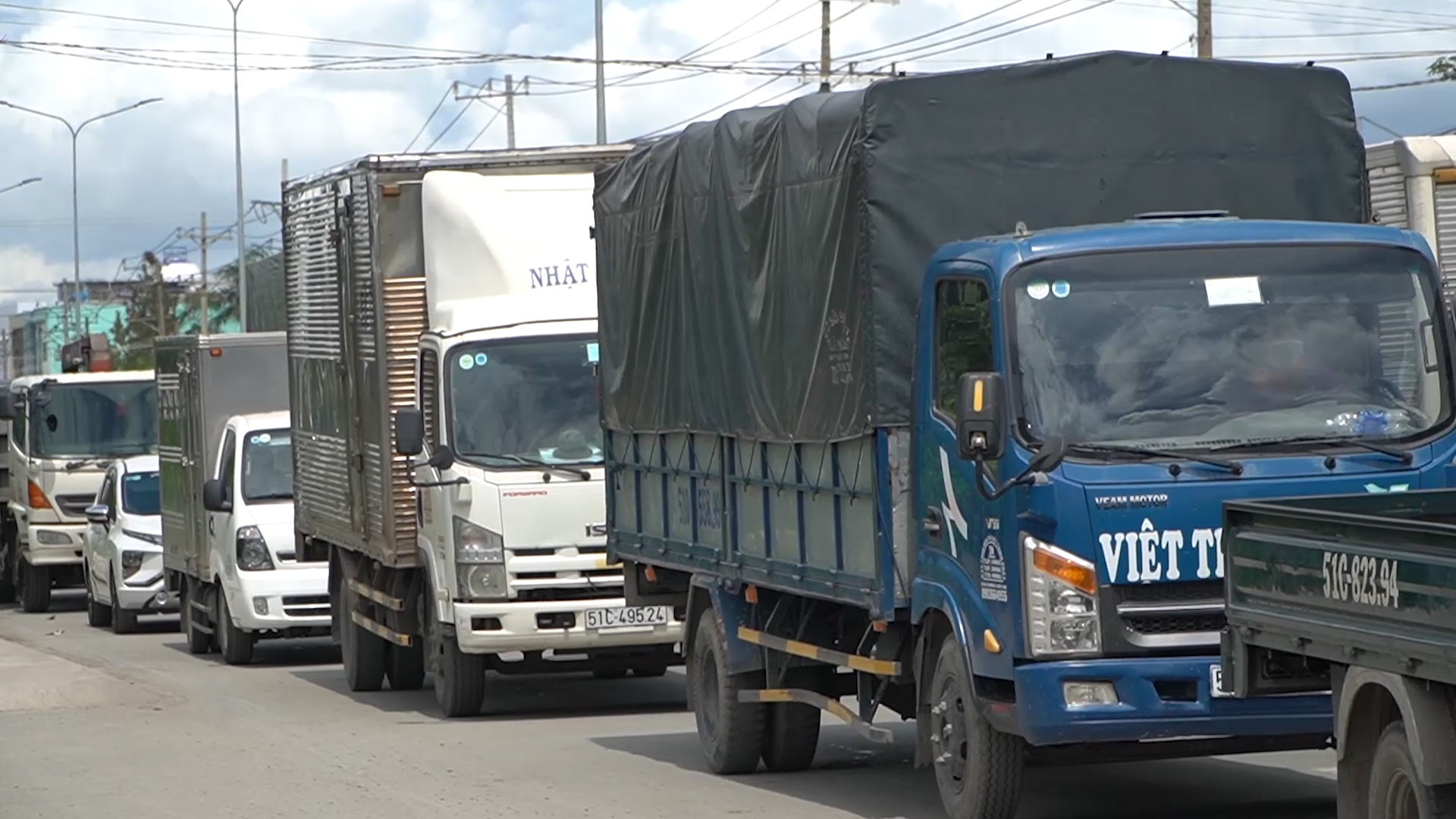 Nhiều phương tiện &ugrave;n ứ tại chốt kiểm so&aacute;t.