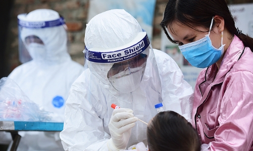 Hà Nội lấy mẫu xét nghiệm SARS-CoV-2 người về từ TP.HCM