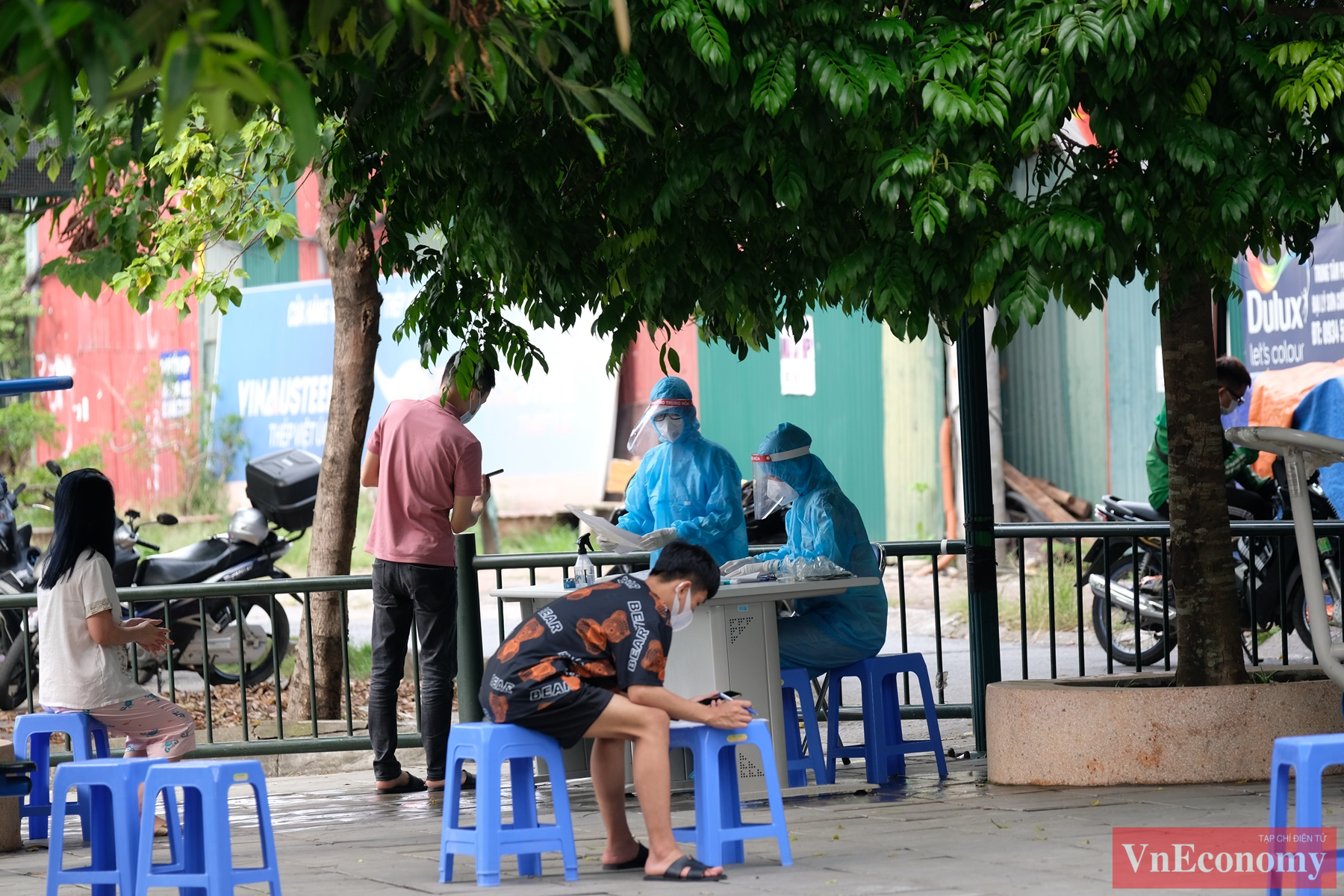Tất cả những trường hợp này đều phải khai báo y tế, sau đó được thông báo thời gian và địa điểm lấy mẫu xét nghiệm.