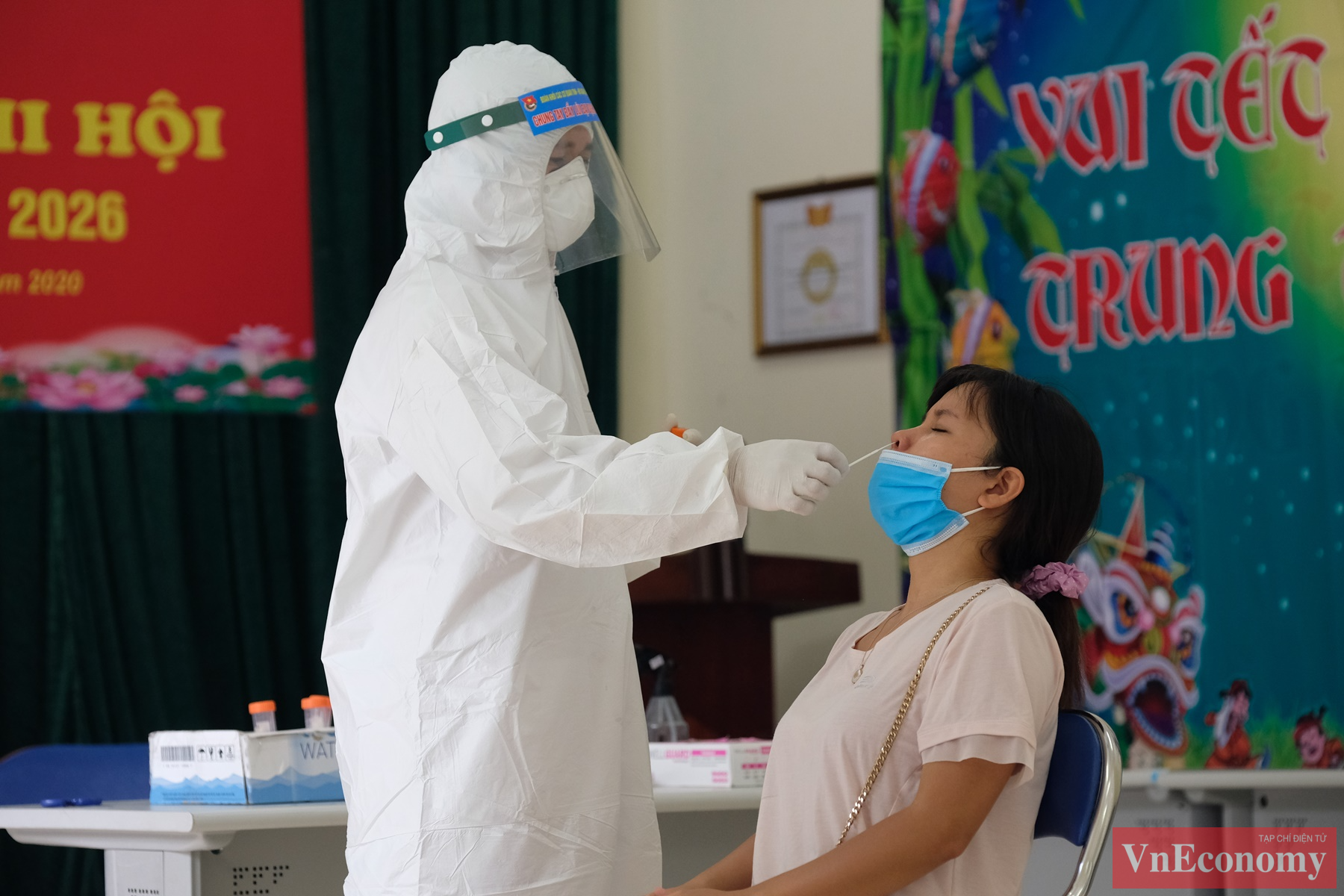 Ngoài việc khai báo y tế và lấy mẫu xét nghiệm Covid19 3 lần, tất cả những đối tượng trên đều phải tuân thủ nhiệm vụ tự cách ly tại nhà 7 ngày, tiếp tục tự theo dõi sức khỏe trong thời gian 7 ngày tiếp theo kể từ ngày cuối cùng đến/ở TP.HCM.