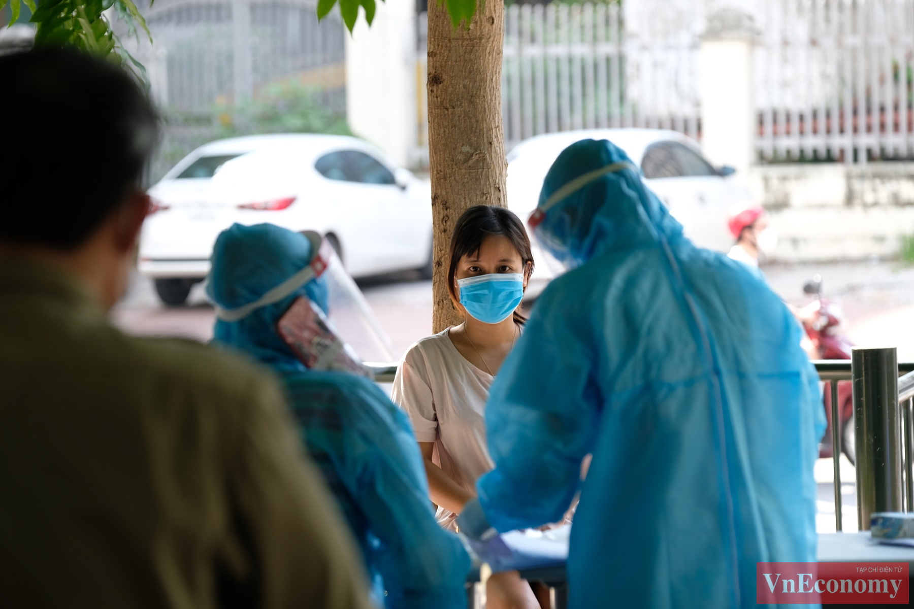 Ghi nhận tại quận Cầu Giấy,&nbsp;trong ng&agrave;y h&ocirc;m nay đ&atilde; c&oacute; khoảng 70 trường hợp/1.000 trường hợp tr&ecirc;n địa b&agrave;n quận đến lấy mẫu x&eacute;t nghiệm.