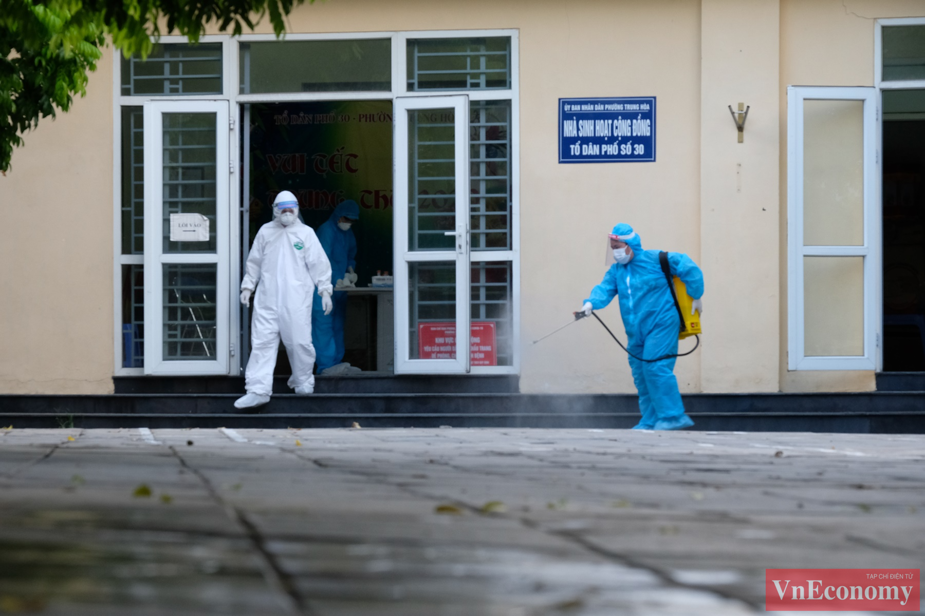 Khoảng 5h chiều nay, sau khi kết th&uacute;c đợt lấy mẫu x&eacute;t nghiệm trong ng&agrave;y, lực lượng chức năng tại quận Cầu Giấy đ&atilde; tiến h&agrave;nh phun khử khuẩn khu vực lấy mẫu x&eacute;t nghiệm.