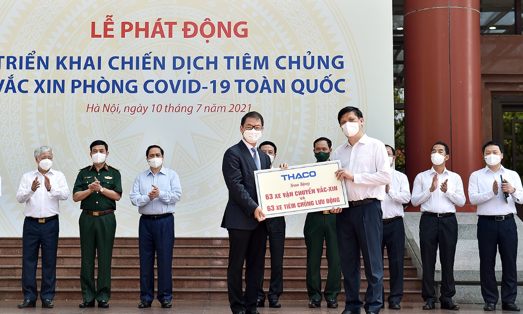 Đại diện Tập đoàn THACO trao tặng 63 xe vận chuyển vaccine và 63 xe tiêm lưu động cho Bộ Y tế.