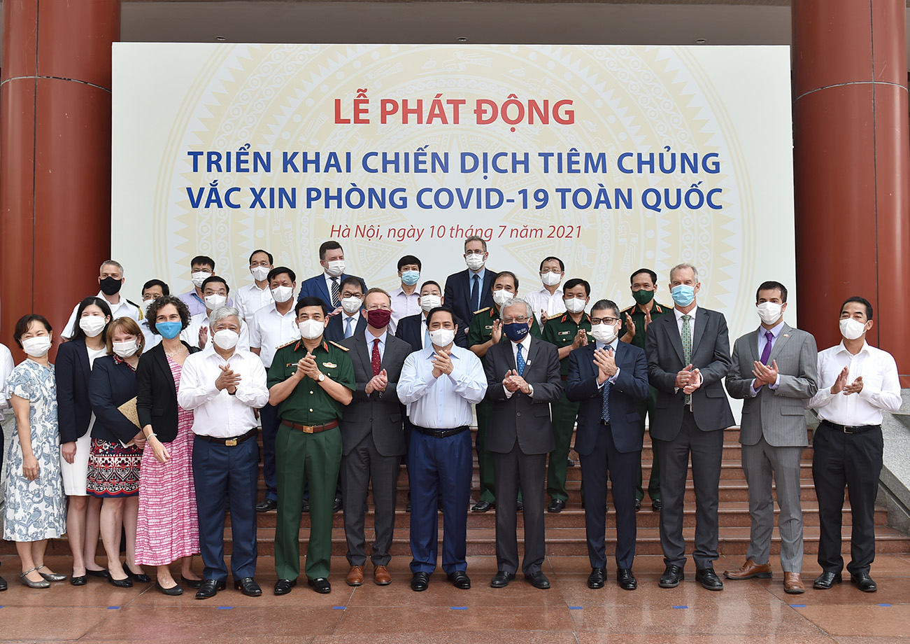 Thủ tướng chụp ảnh lưu niệm với đại diện c&aacute;c đại sứ qu&aacute;n, tổ chức quốc tế đồng h&agrave;nh với Ch&iacute;nh phủ Việt Nam trong c&ocirc;ng t&aacute;c chống dịch - Ảnh: VGP