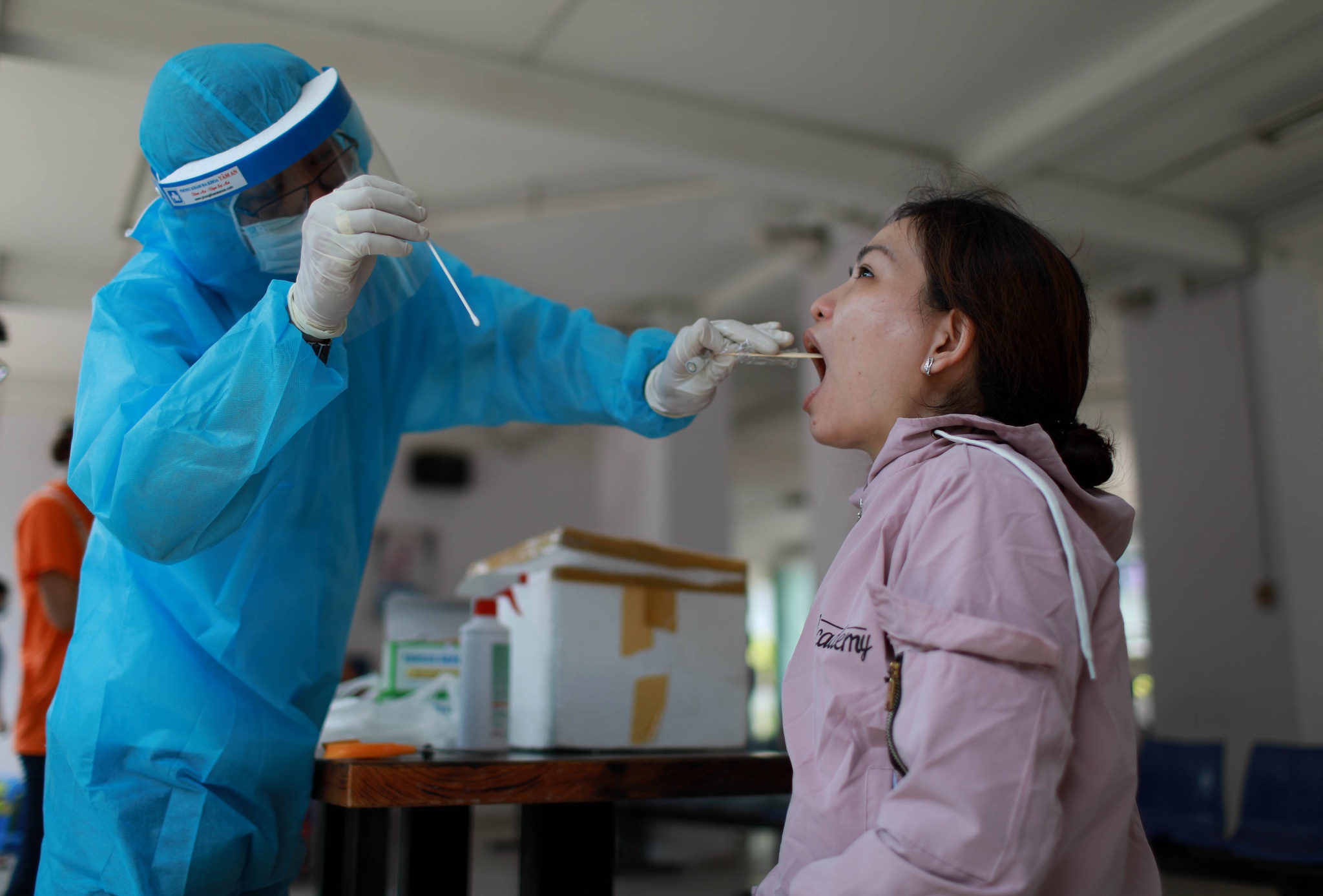 Công nhân khu chế xuất Tân Thuận được lấy dịch mũi và họng để xét nghiệm Covid-19. Ảnh: sưu tầm