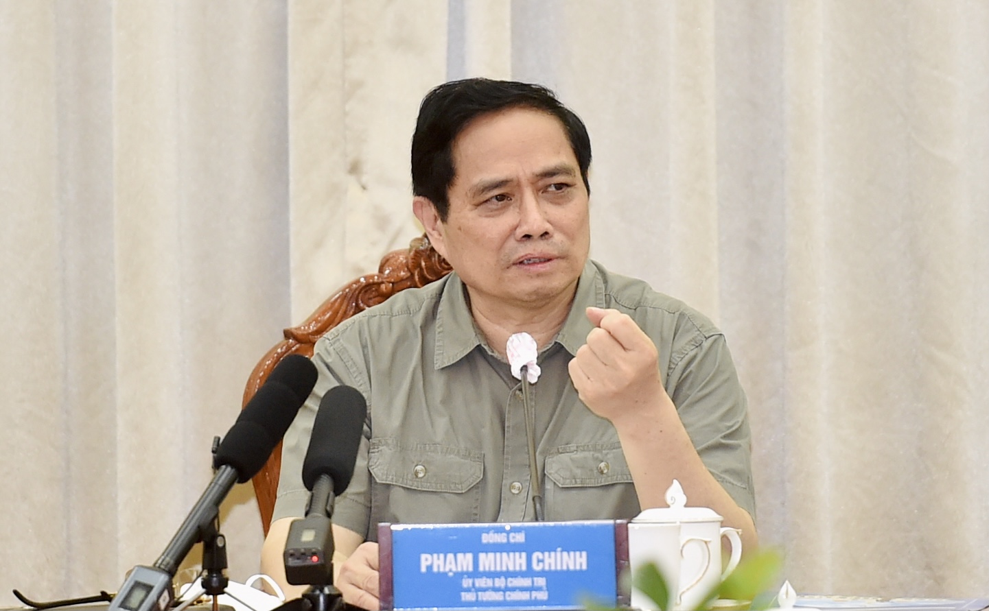 Thủ tướng v&agrave; c&aacute;c th&agrave;nh vi&ecirc;n đo&agrave;n c&ocirc;ng t&aacute;c, l&atilde;nh đạo TP.HCM tại cuộc họp đồng l&ograve;ng nhất tr&iacute; khẳng định quyết t&acirc;m kiềm chế, ngăn chặn v&agrave; đẩy l&ugrave;i dịch bệnh, v&igrave; &ldquo;cả nước đang hy vọng, đang tr&ocirc;ng đợi, đang tin tưởng v&agrave;o TP.HCM&rdquo;.