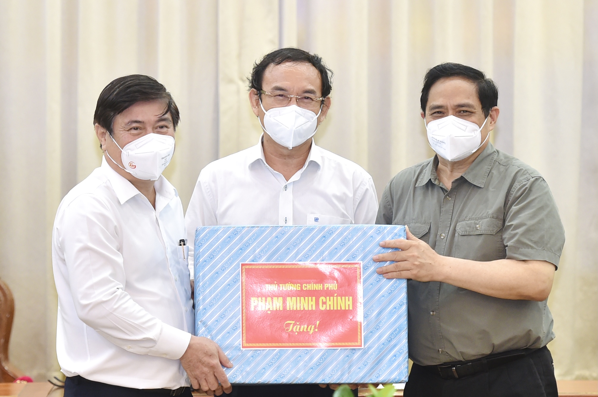 Thay mặt Chính phủ, Thủ tướng Phạm Minh Chính gửi tặng TP.HCM 500.000 găng tay y tế, góp phần cùng thành phố chống dịch hiệu quả hơn.