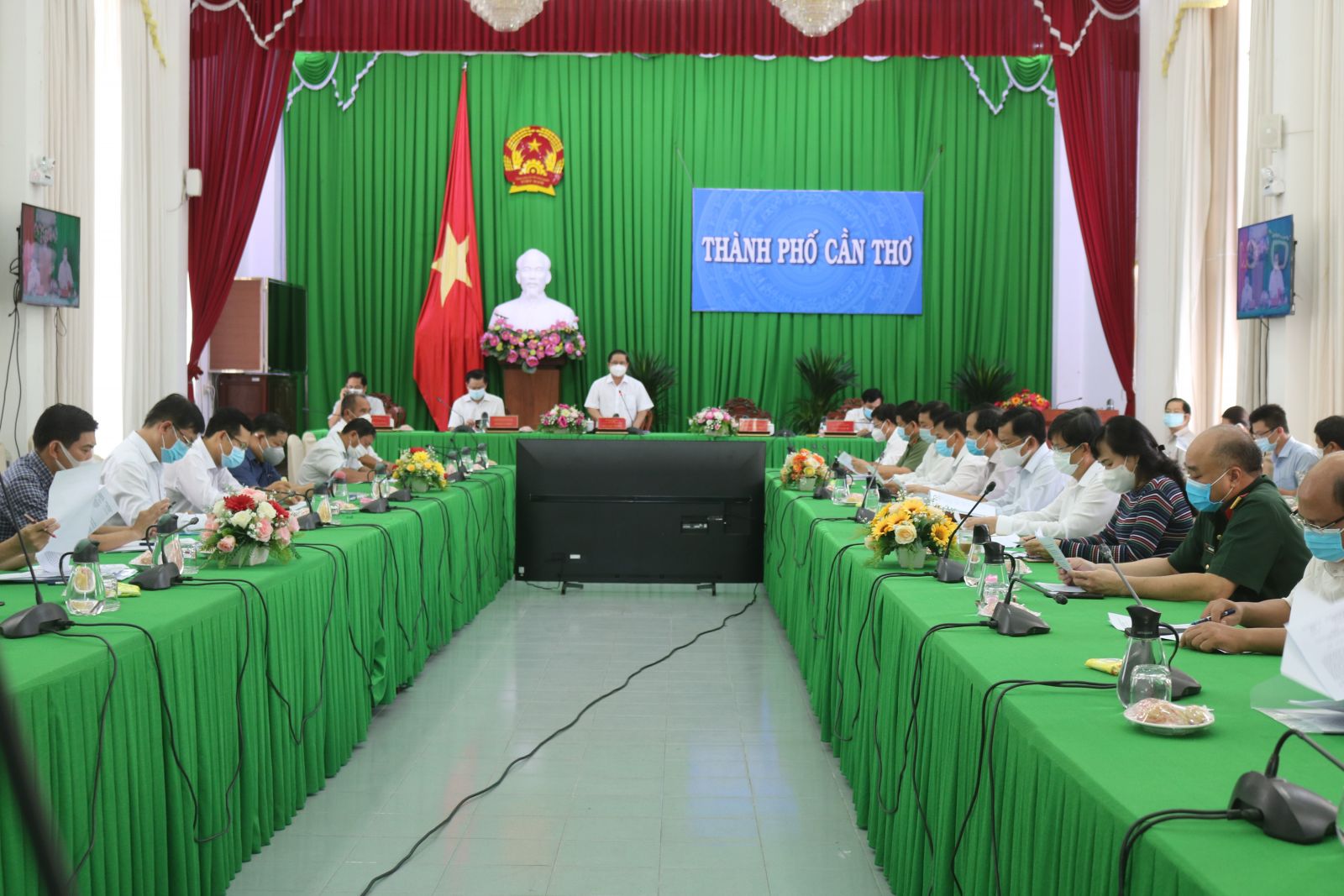 Quang cảnh cuộc họp.