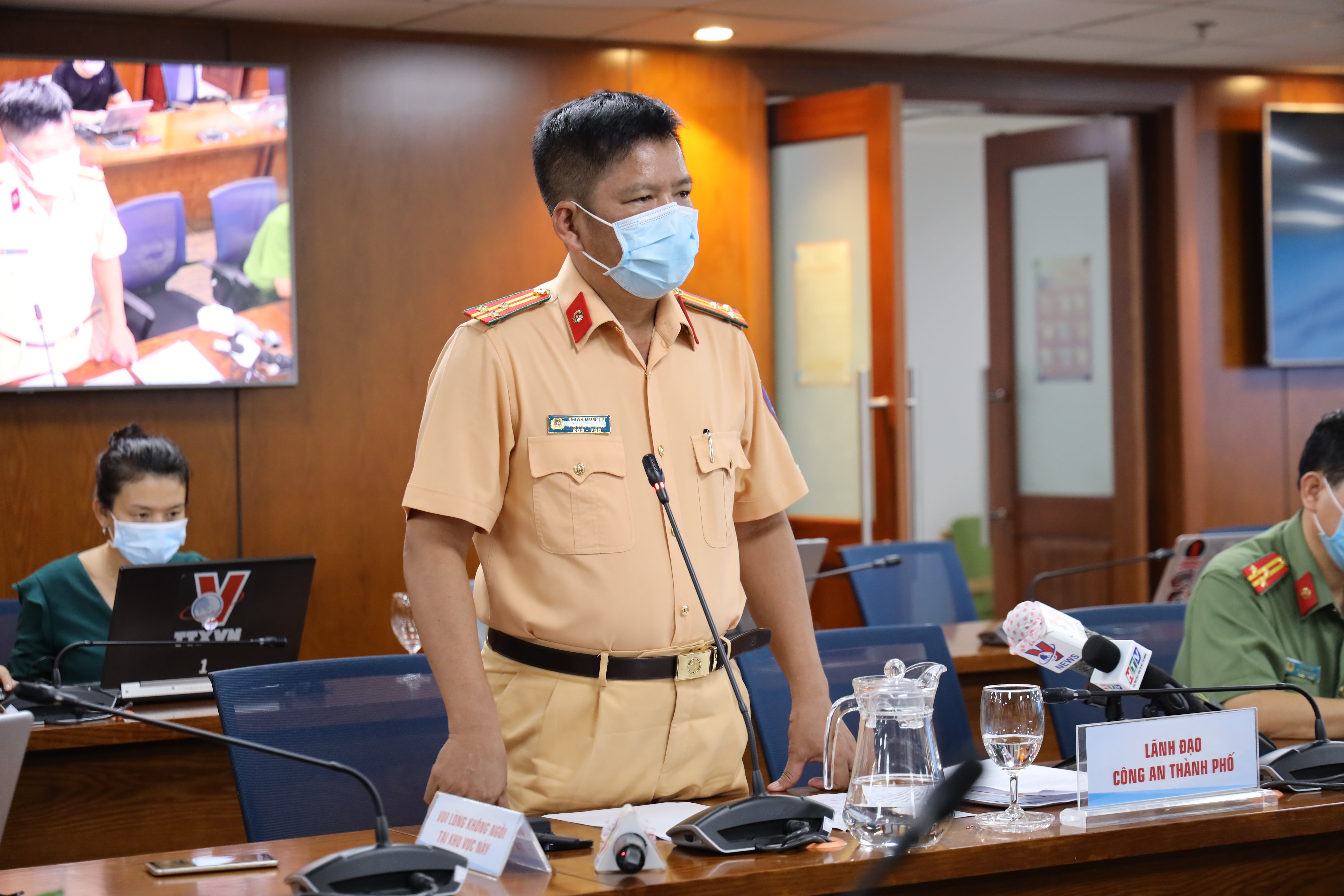 Phó Trưởng phòng Cảnh sát Giao thông Công an TP.HCM Nguyễn Văn Bình tại cuộc họp (Ảnh TTBC).
