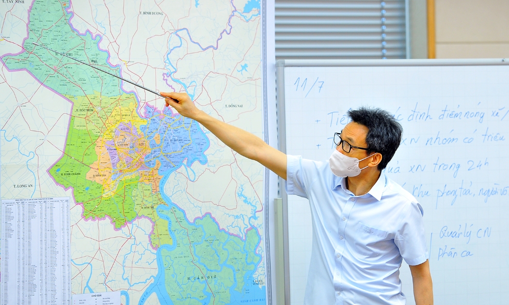 Phó Thủ tướng Vũ Đức Đam trao đổi về vành đai chống dịch xung quanh TP.HCM. Ảnh - VGP. 