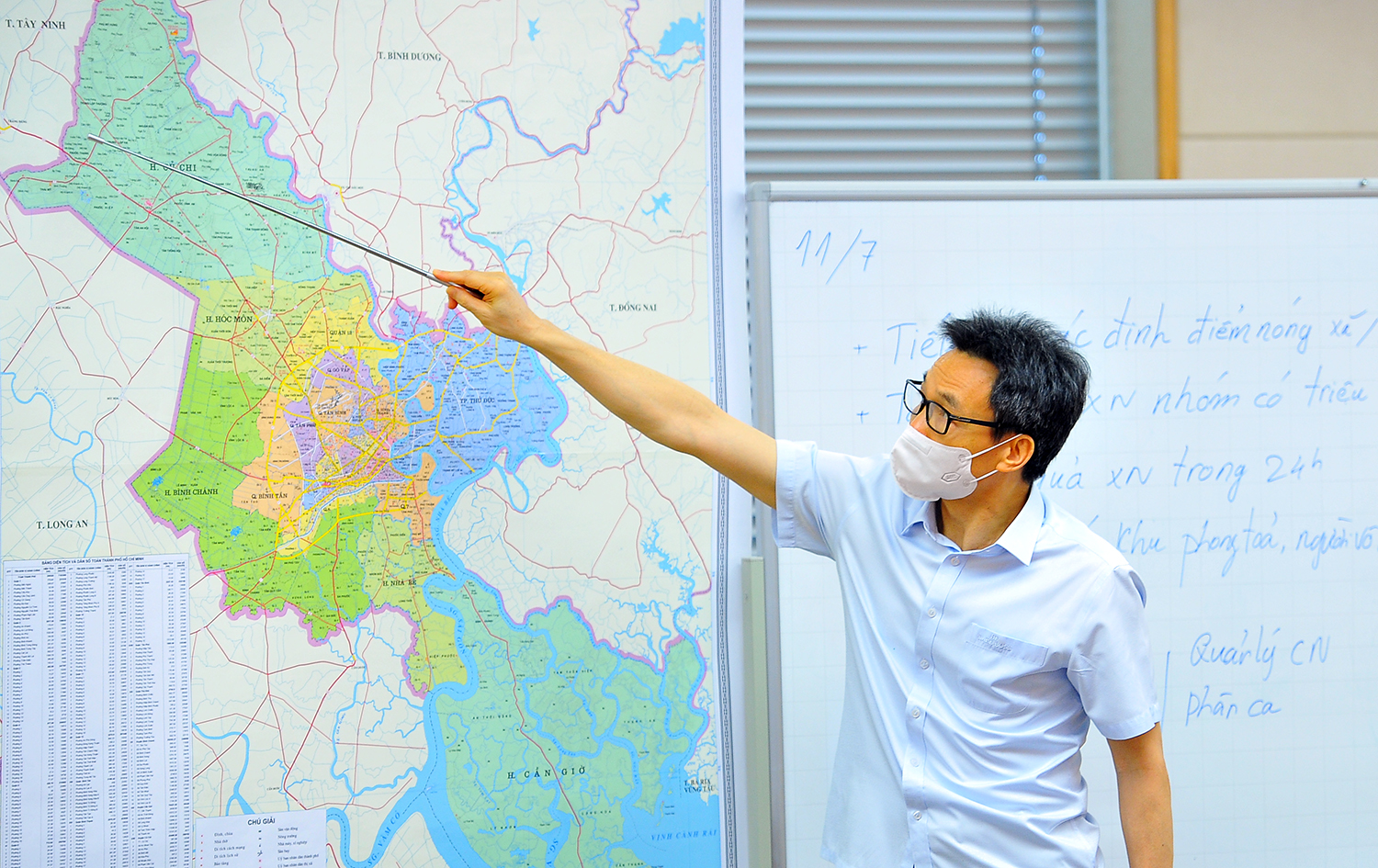 Phó Thủ tướng Vũ Đức Đam trao đổi về vành đai chống dịch xung quanh TP.HCM. Ảnh - VGP. 