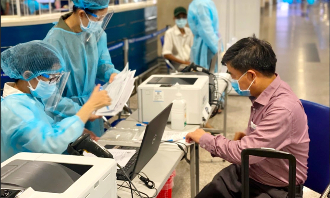 Hành khách làm thủ tục xét nghiệm Covid-19 dịch vụ tại sân bay Tân Sơn Nhất.