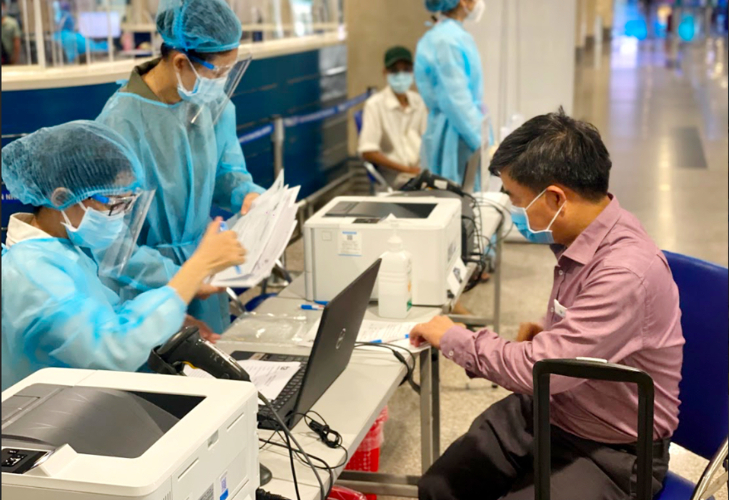 Hành khách làm thủ tục xét nghiệm Covid-19 dịch vụ tại sân bay Tân Sơn Nhất.