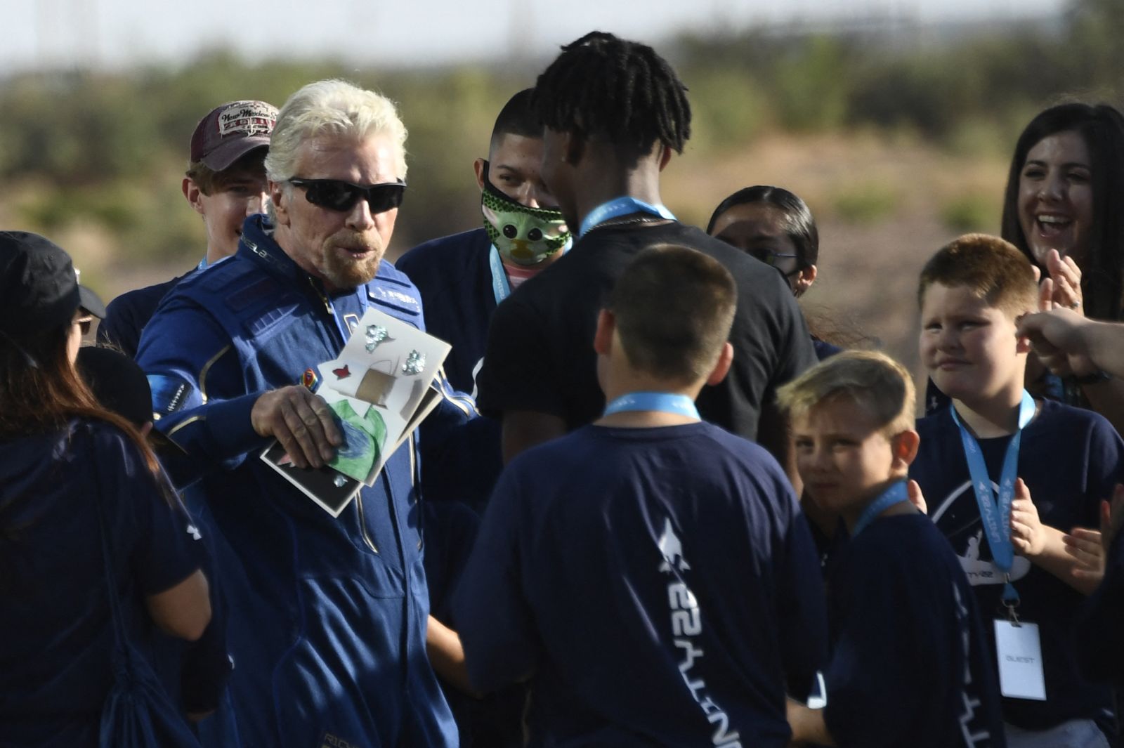 Tỷ phú Richard Branson chuẩn bị bước lên tàu vũ trụ.