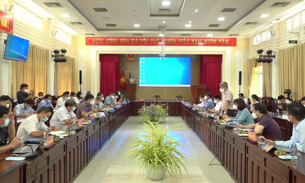 Thứ trưởng Bộ Y tế Nguyễn Trường Sơn phát biểu tại cuộc họp.