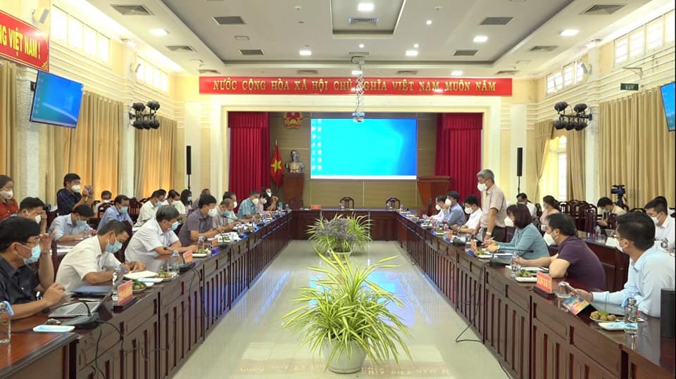 Thứ trưởng Bộ Y tế Nguyễn Trường Sơn phát biểu tại cuộc họp.