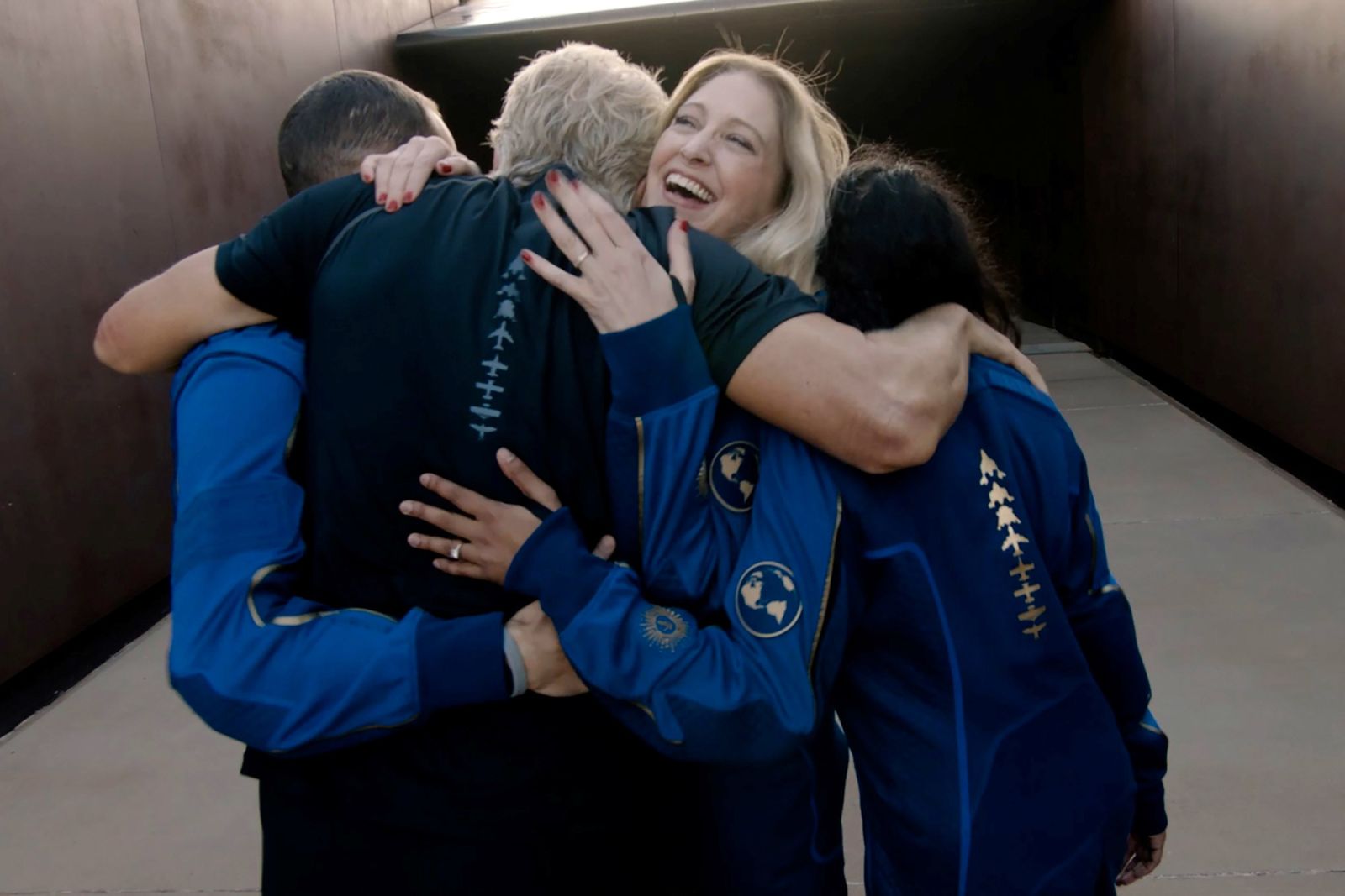 Hướng dẫn phi hành gia trưởng của Virgin Galactic, Beth Moses ôm Branson và các thành viên phi hành đoàn khác trước chuyến bay lịch sử vào vũ trụ. 