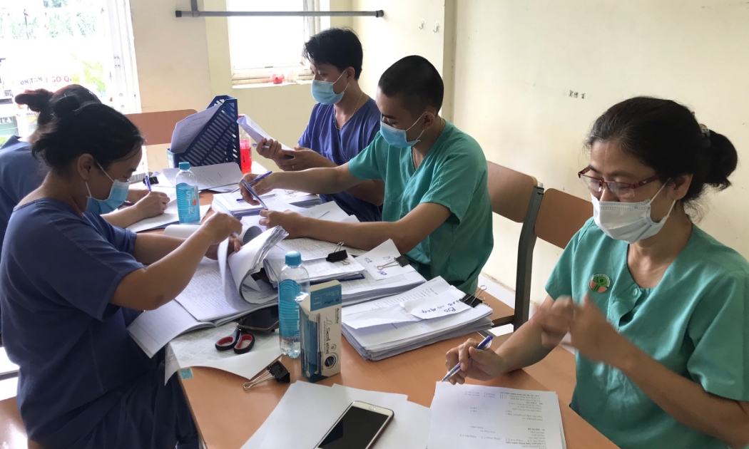 Nhiều thủ tục hành chính phải nhập liệu bằng tay lấy đi nhiều thời gian cho lực lượng tuyến đầu chống dịch. 