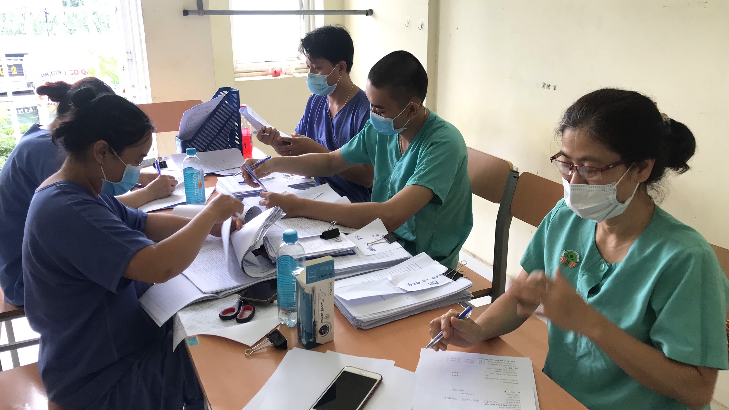 Nhiều thủ tục hành chính phải nhập liệu bằng tay lấy đi nhiều thời gian cho lực lượng tuyến đầu chống dịch. 