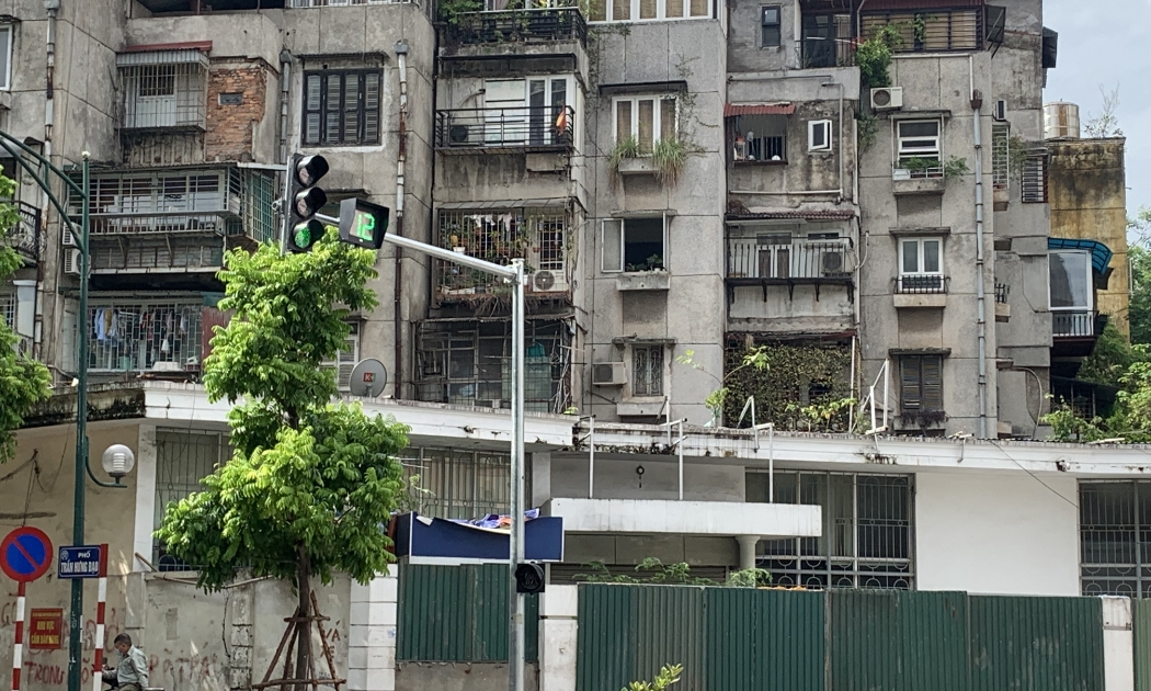 Một khu chung cư cũ ở Hà Nội đã xuống cấp nghiêm trọng