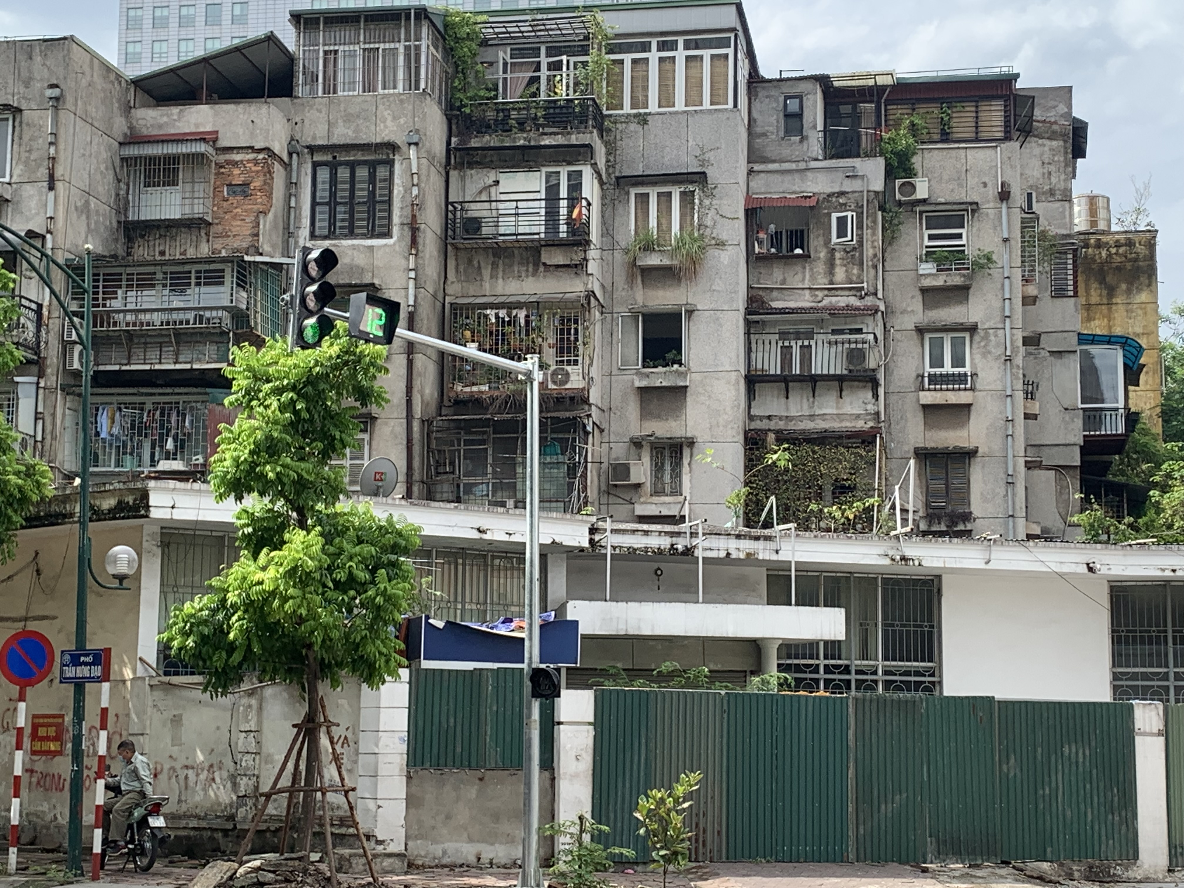 Một khu chung cư cũ ở Hà Nội đã xuống cấp nghiêm trọng