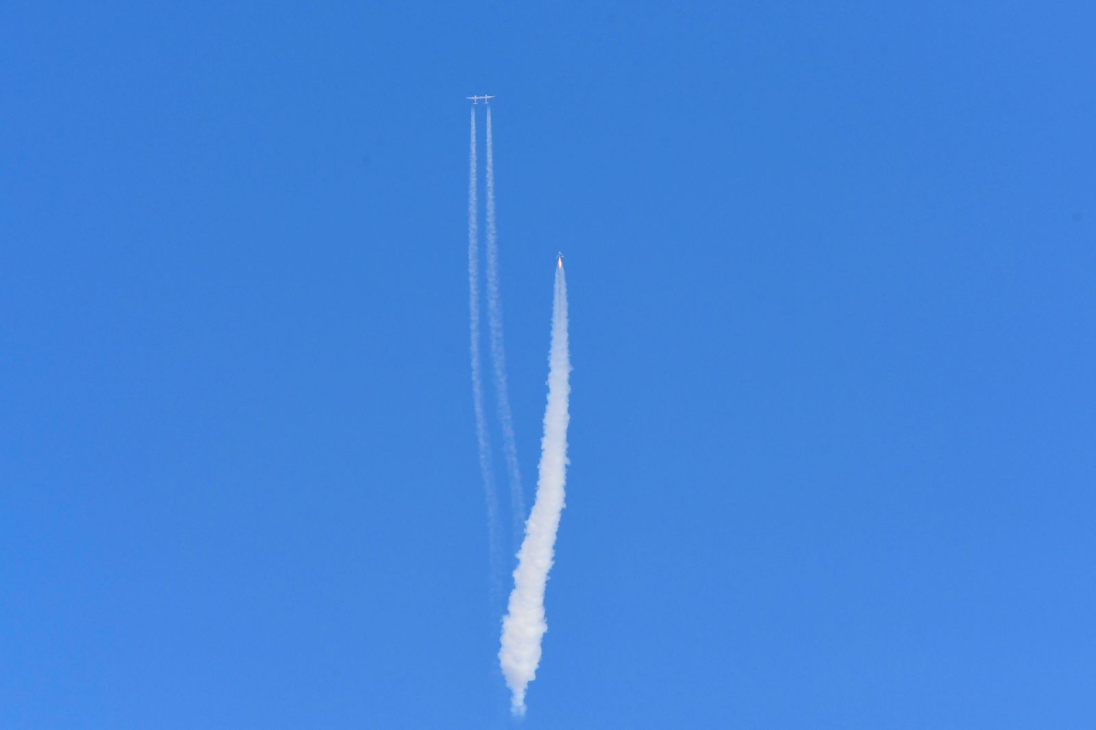 Con tàu VSS Unity của Virgin Galactic tách khỏi tàu phóng và bay vào không gian. Con tàu cất cánh từ sân bay vũ trụ Spaceport America - sân bay của Virgin Galactic ở New Mexico (Mỹ) lên rìa không gian. Chuyến đi bị trì hoãn 90 phút do thời tiết.