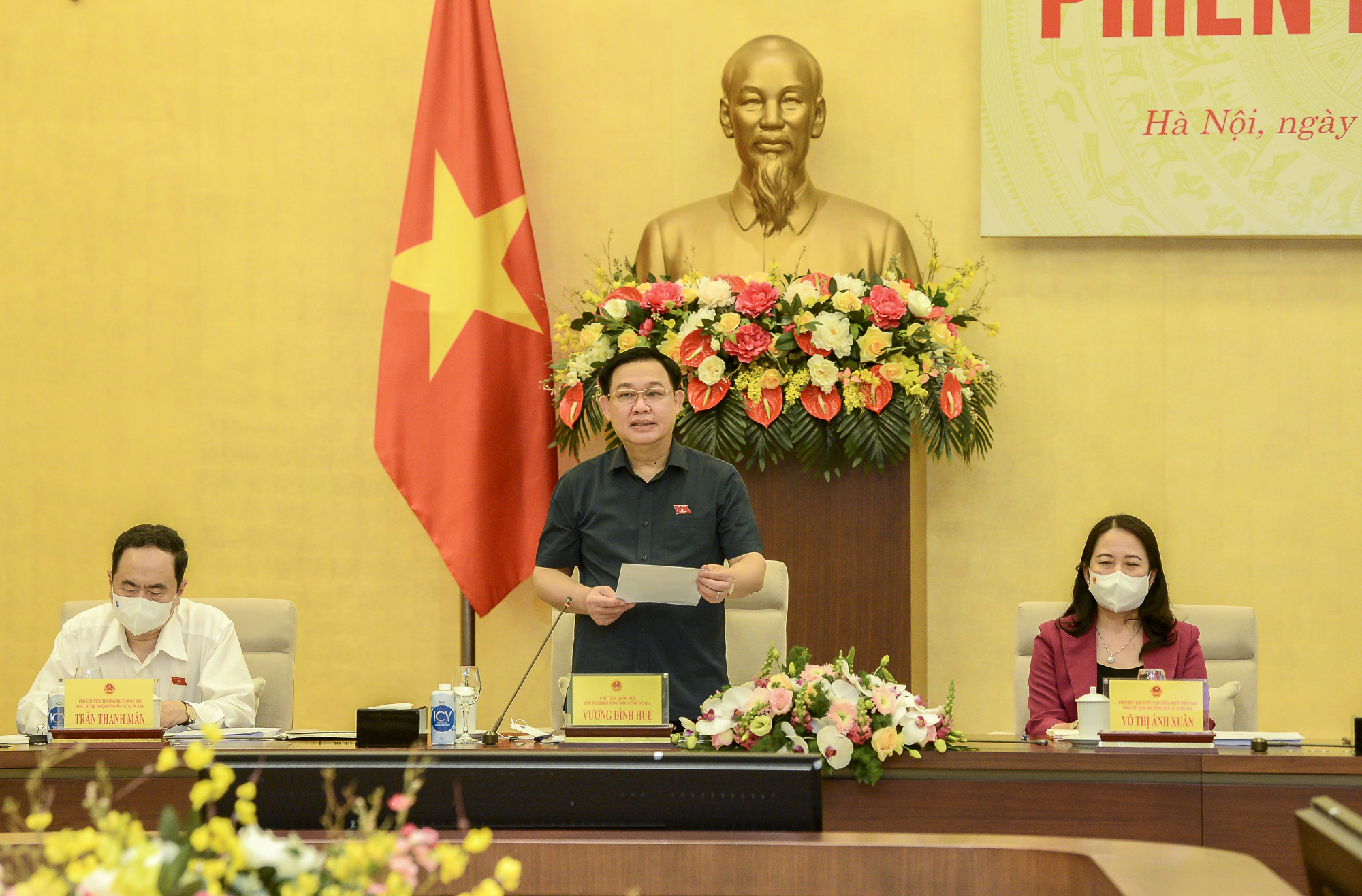 Chủ tịch Quốc hội, Chủ tịch Hội đồng bầu cử quốc gia Vương Đình Huệ phát biểu tại phiên họp - Ảnh: Quochoi.vn