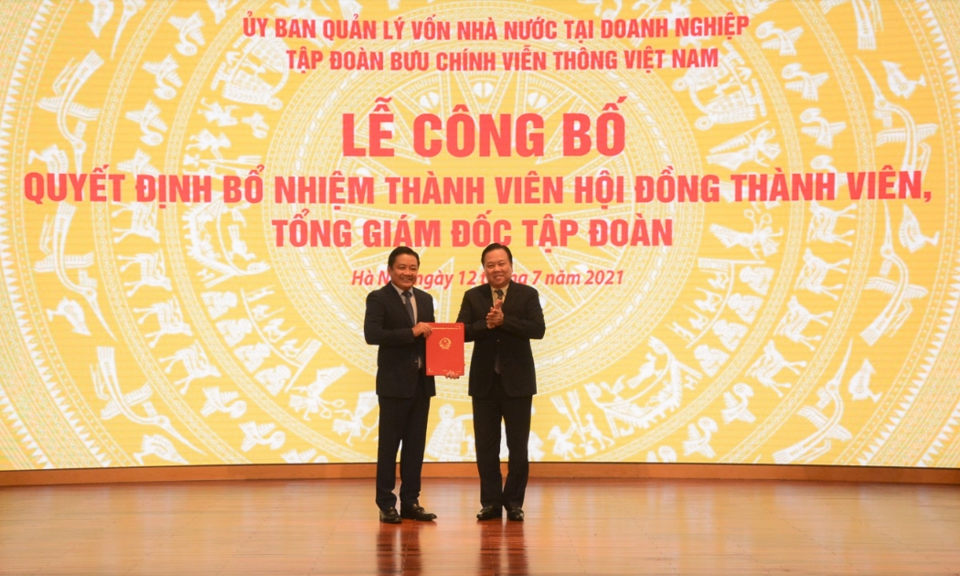 Chủ tịch Ủy ban Quản lý vốn nhà nước tại Doanh nghiệp Nguyễn Hoàng Anh trao quyết định bổ nhiệm ông Huỳnh Quang Liêm giữ chức vụ Thành viên Hội đồng Thành viên Tập đoàn VNPT