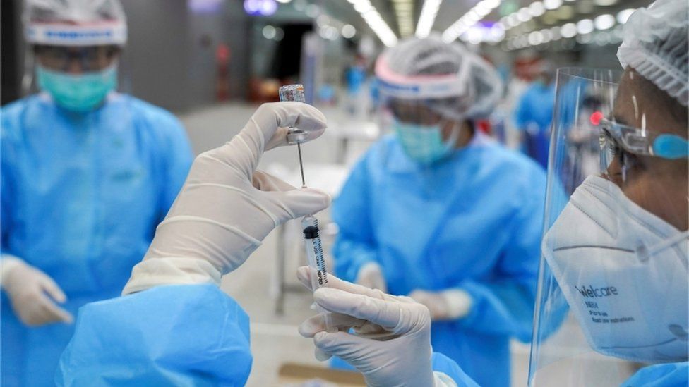 Tiêm phòng Covdi-19 ở Thái Lan - Ảnh: BBC.