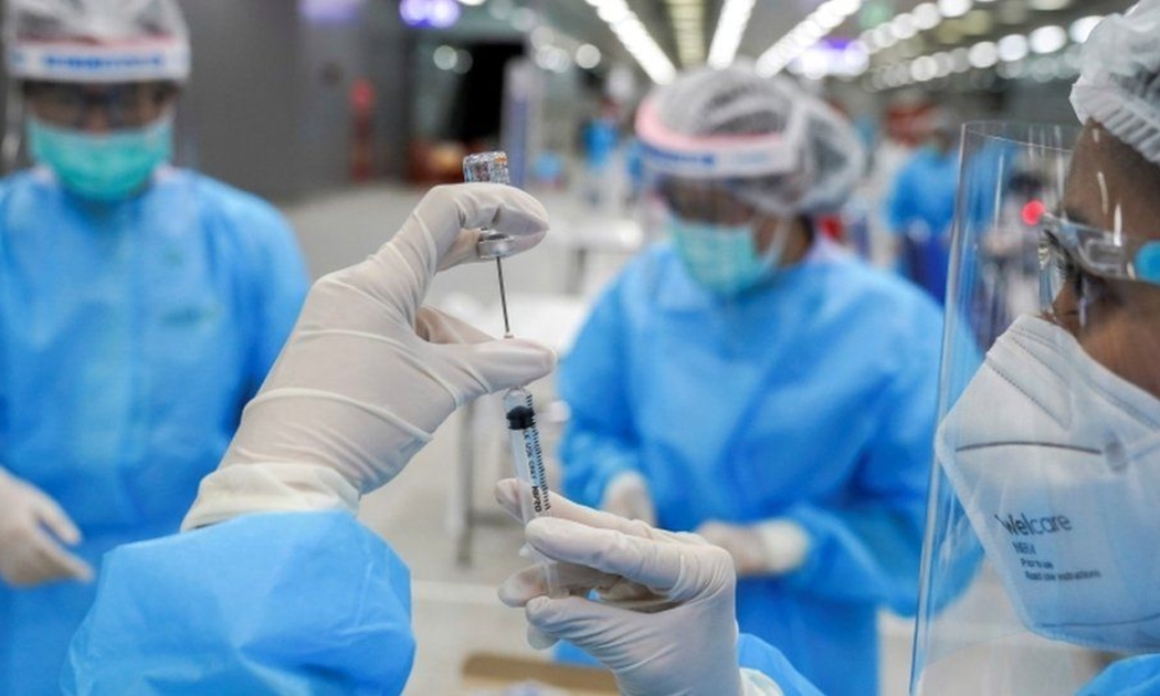 Tiêm phòng Covdi-19 ở Thái Lan - Ảnh: BBC.