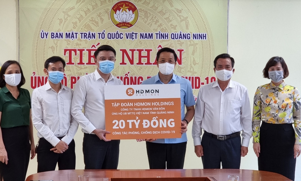 Lãnh đạo Công ty TNHH HDMon Vân Đồn đại diện trao tặng 20 tỷ đồng cho công tác phòng, chống dịch Covid-19 tỉnh Quảng Ninh.