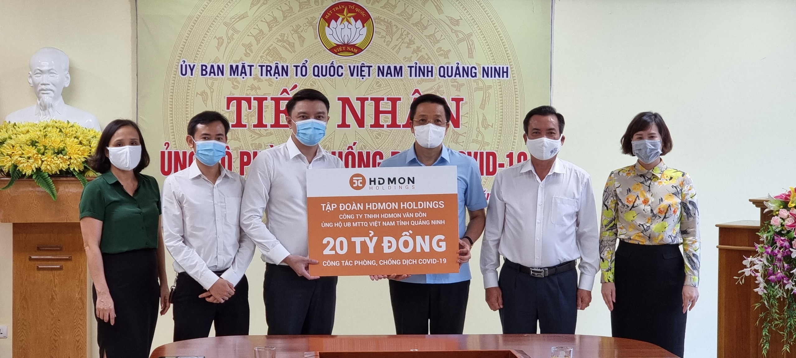 Lãnh đạo Công ty TNHH HDMon Vân Đồn đại diện trao tặng 20 tỷ đồng cho công tác phòng, chống dịch Covid-19 tỉnh Quảng Ninh.