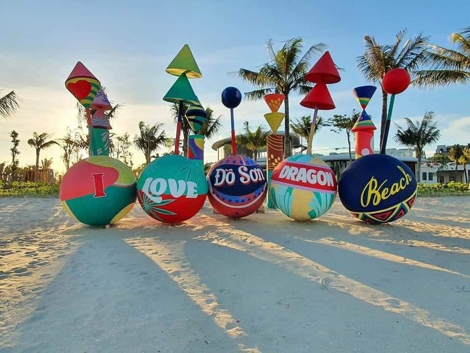 Bãi tắm nhân tạo dài hơn 1 km, rộng 23 ha được sử dụng công nghệ lọc nước biển nằm trong khu du lịch Đồi Rồng.