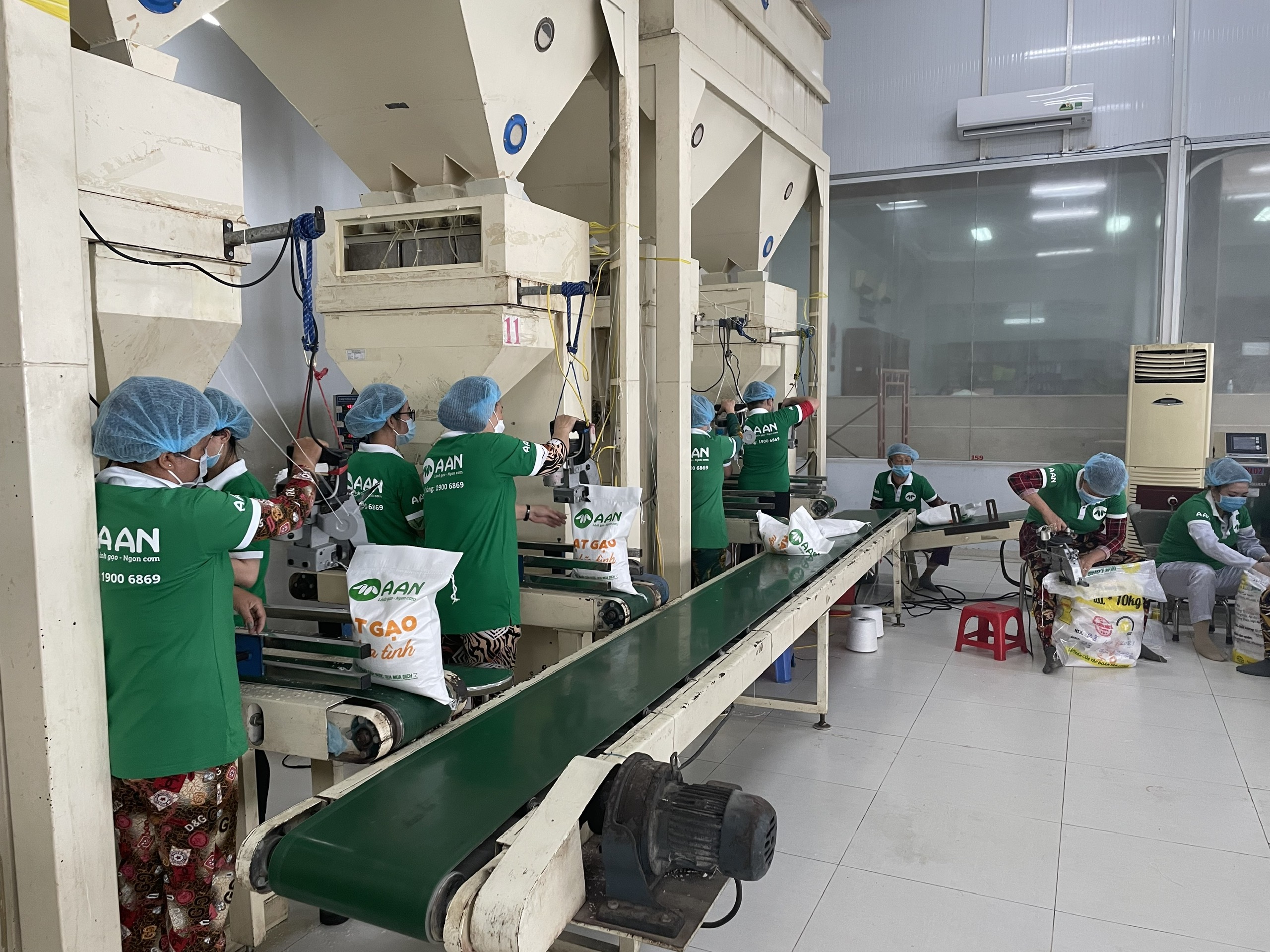 Những m&oacute;n qu&agrave; cứu trợ được chuyển từ c&aacute;c nh&agrave; m&aacute;y, mang theo y&ecirc;u thương v&agrave; lời động vi&ecirc;n của tập thể nh&acirc;n vi&ecirc;n A An từ đồng bằng s&ocirc;ng Cửu Long đến Tp.HCM.