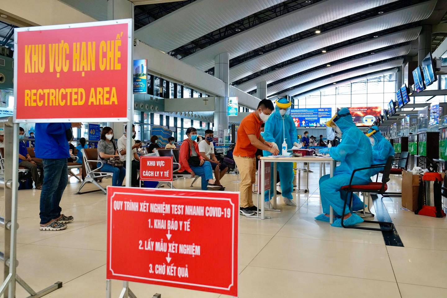 Trung tâm Y tế huyện Sóc Sơn (Hà Nội) cung cấp dịch vụ test nhanh Covid-19 tại sân bay Nội Bài. Ảnh: Cảng hàng không quốc tế Nội Bài. 