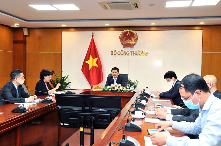 Phía Việt Nam, ông Nguyễn Hồng Diên, Bộ trưởng Bộ Công Thương chủ trì cuộc họp