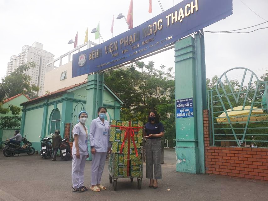 Hàng ngàn thùng nước mía MÍAHA có thành phần 100% tự nhiên với vị ngọt thanh mát đã được gửi tặng, hy vọng tiếp thêm sức đề kháng, giải nhiệt cho các y bác sĩ và người dân.