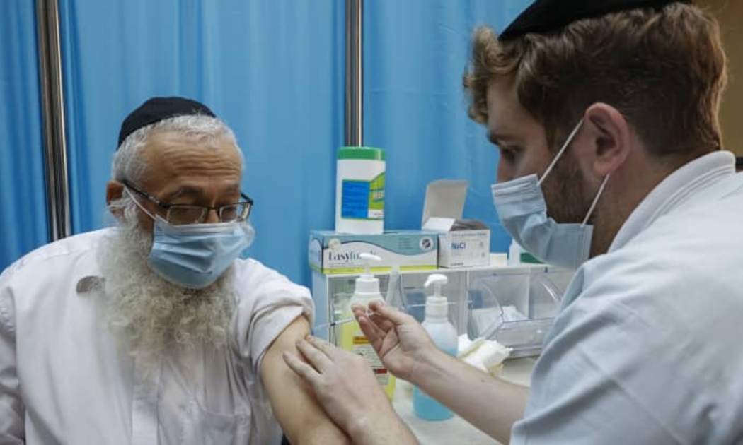 Tiêm vaccine ngừa Covid-19 ở Israel, tháng 1/2021 - Ảnh: Getty/CNBC.
