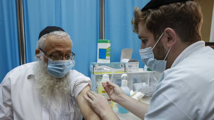 Tiêm vaccine ngừa Covid-19 ở Israel, tháng 1/2021 - Ảnh: Getty/CNBC.