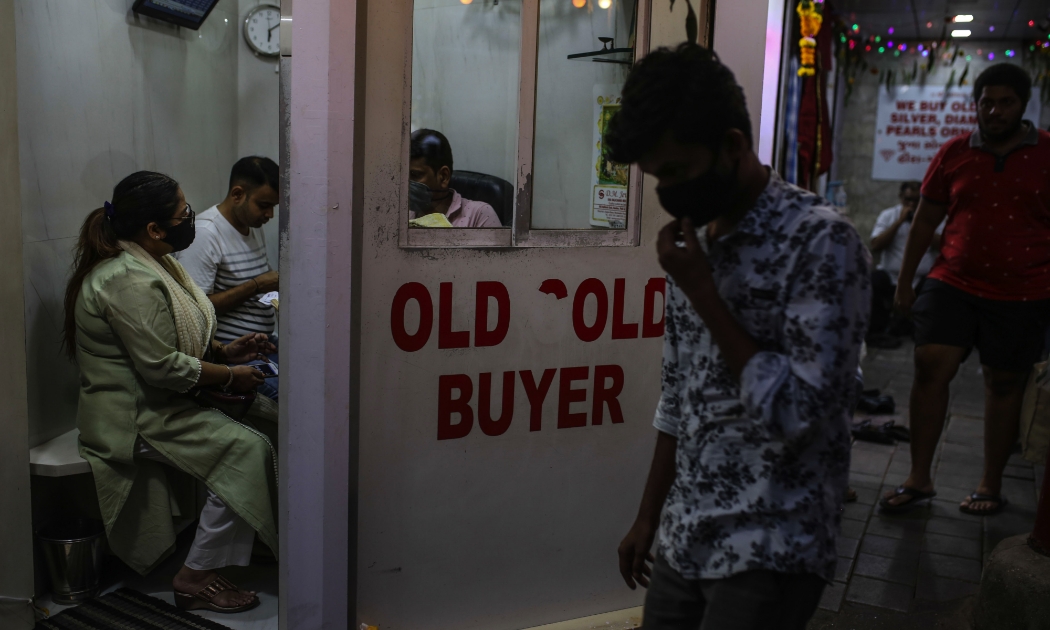 Một tiệm thu mua trang sức vàng cũ ở Mumbai, tháng 11/2020 - Ảnh: Bloomberg.