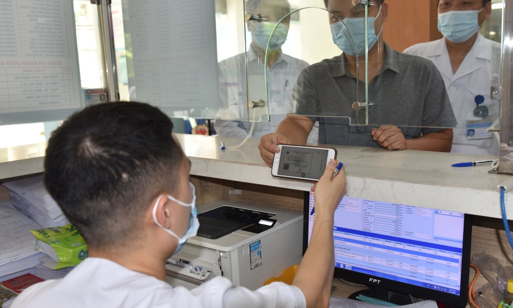 Người dân đăng ký khám chữa bệnh tại Bệnh viện Đa khoa Hà Đông.