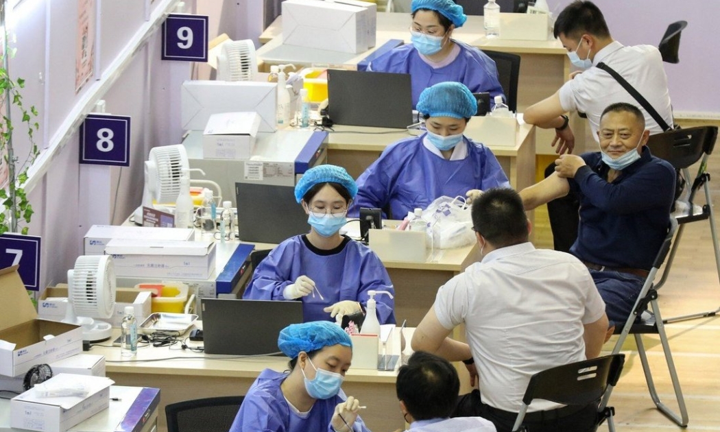 Người dân đi tiêm phòng ở Nam Thông, tỉnh Giang Tô, Trung Quốc tuần trước - Ảnh: AFP.
