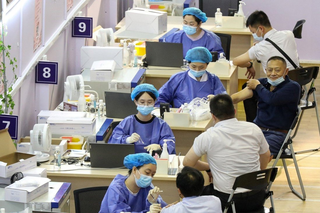 Người dân đi tiêm phòng ở Nam Thông, tỉnh Giang Tô, Trung Quốc tuần trước - Ảnh: AFP.