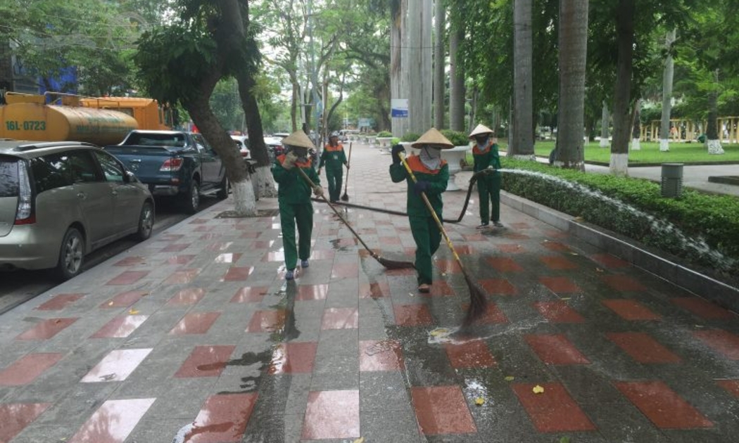 Công nhân vệ sinh hè công viên.