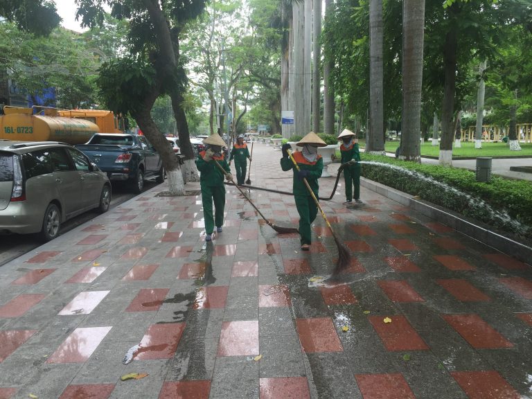 Công nhân vệ sinh hè công viên.